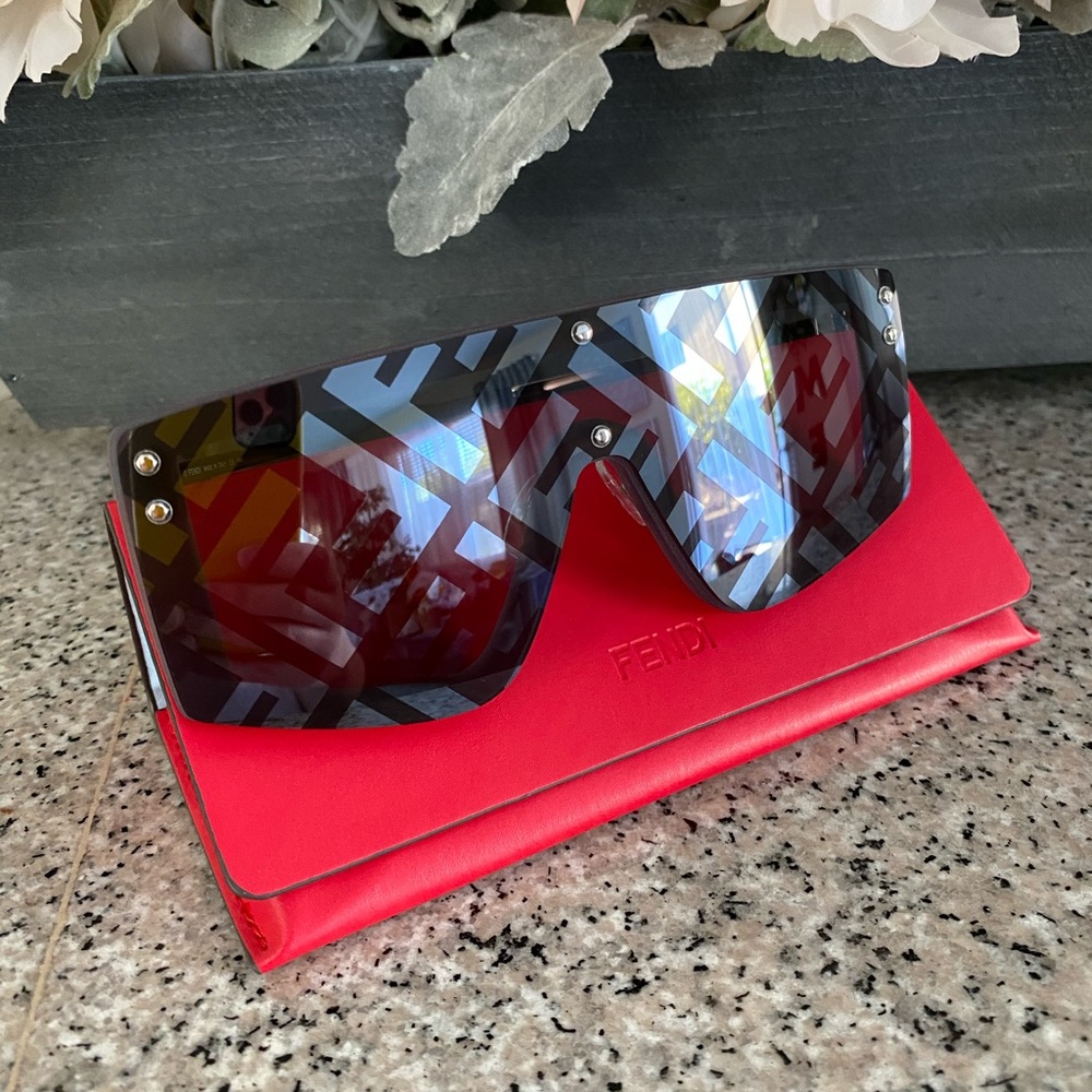 Sunglasses Fendi new collection - Picture 1 of 4